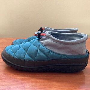 Chaco Ramble Puff slippers. Size 8 women's.